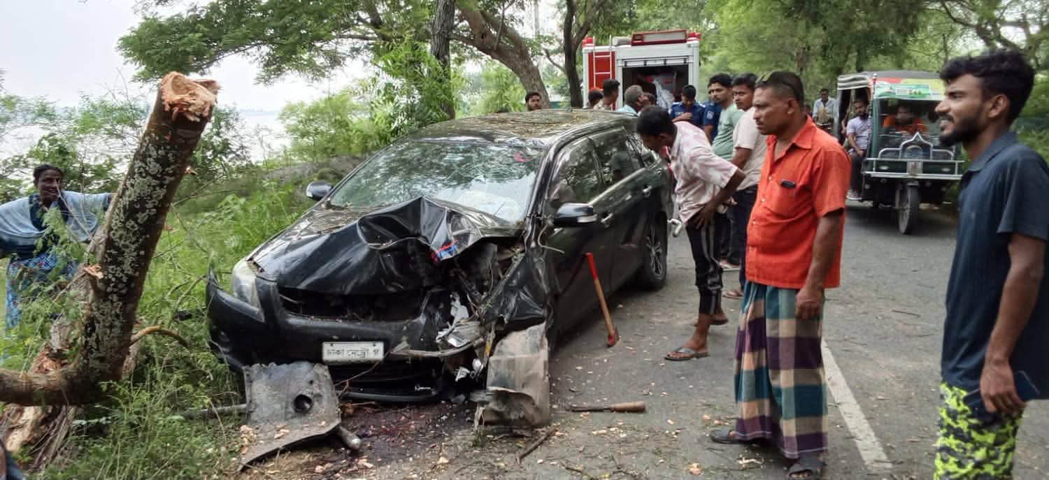 গাছের সঙ্গে প্রাইভেটকারের ভয়াবহ সংঘর্ষ: অল্পের জন্য প্রাণ রক্ষা পেলেন ৪ বন্ধু
