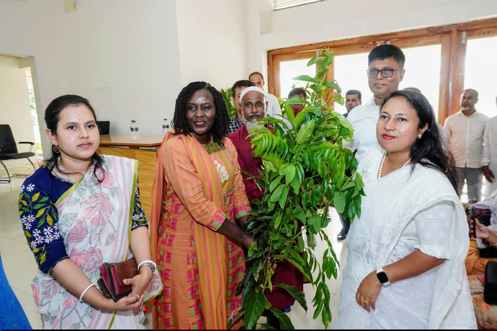 ঝিনাইগাতীতে এলএফও সদস্যদের মাঝে গাছের চারা বিতরণ