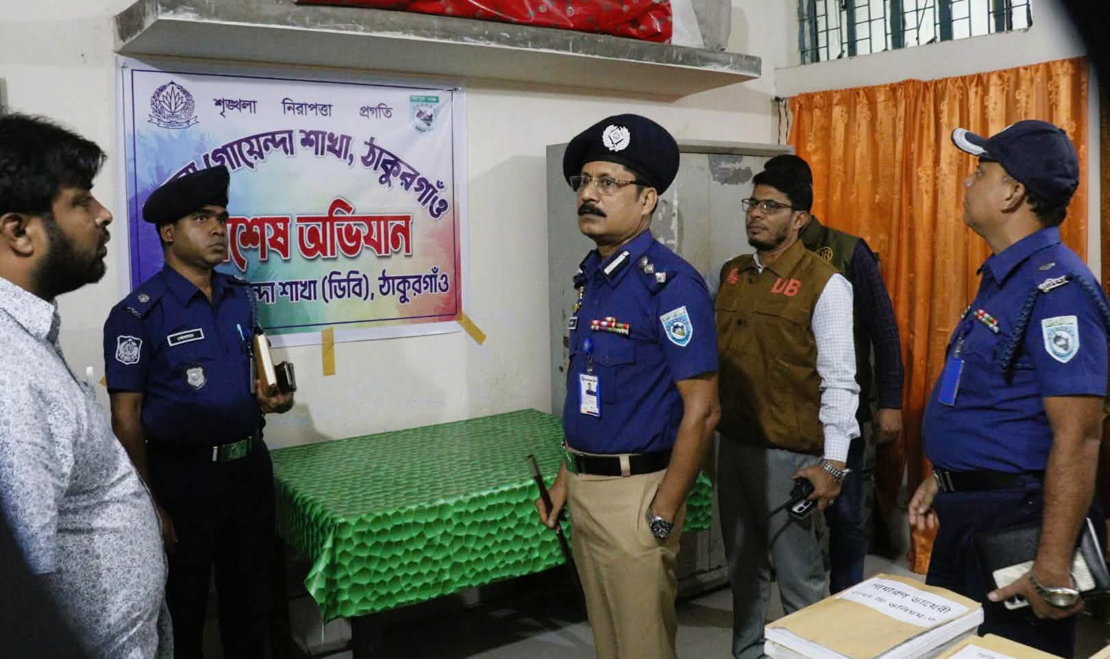 ঠাকুরগাঁও ডিবি সদস্যদের পেশাদারিত্ব ও সততার সঙ্গে দায়িত্ব পালনের নির্দেশ পুলিশ সুপারের