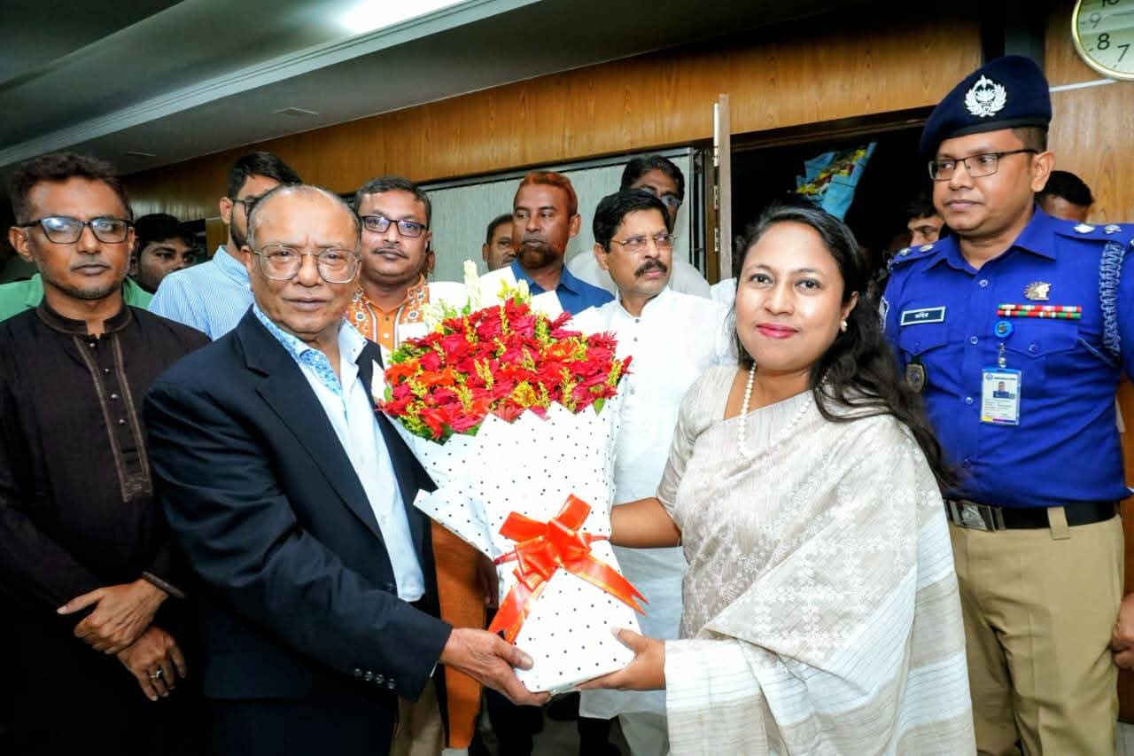 শেরপুরে পরিবেশমন্ত্রী আবদুল আউয়াল মিন্টুকে ফুলেল শুভেচ্ছায় বরণ