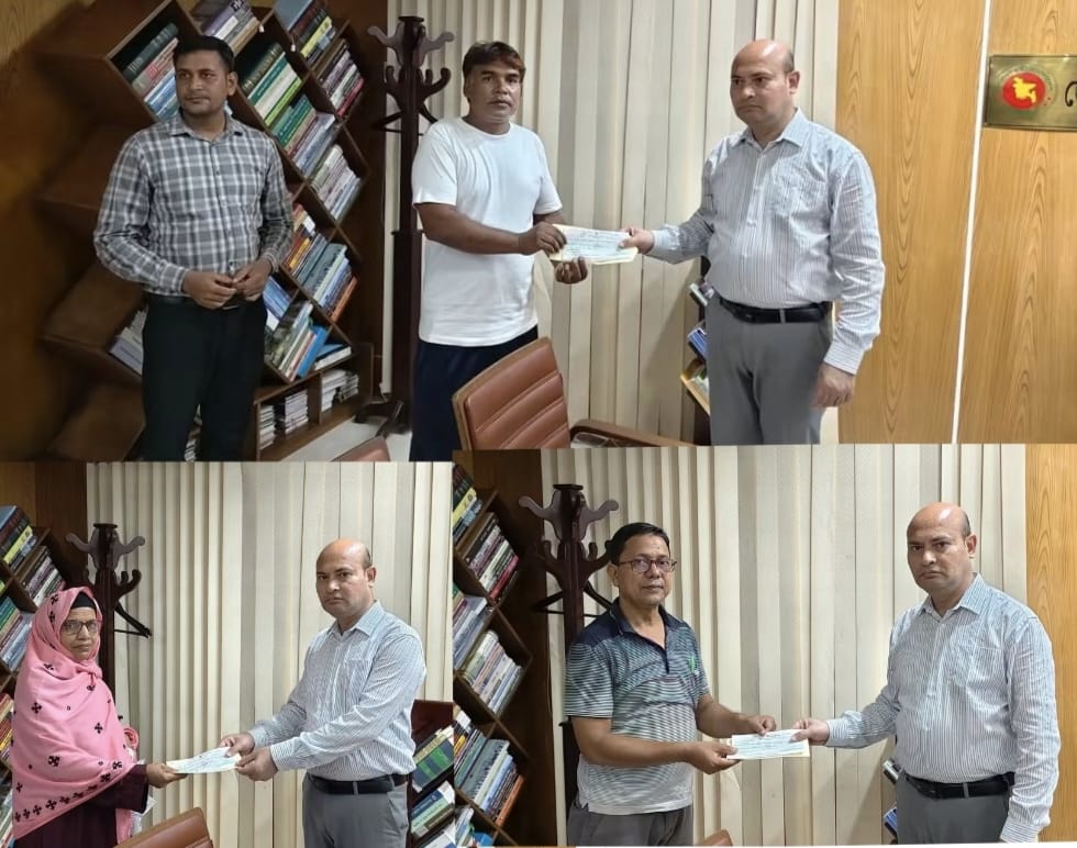 চাঁপাইনবাবগঞ্জে তিন উন্নয়ন প্রকল্পে ক্ষতিগ্রস্ত ভূমি মালিকদের অধিগ্রহণের চেক বিতরণ