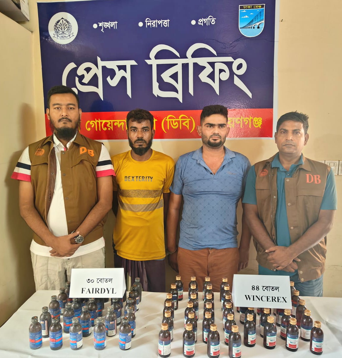 ​সিদ্ধিরগঞ্জে ডিবি পুলিশের অভিযানে ৭৪ বোতল নিষিদ্ধ মাদকসহ গ্রেপ্তার ২