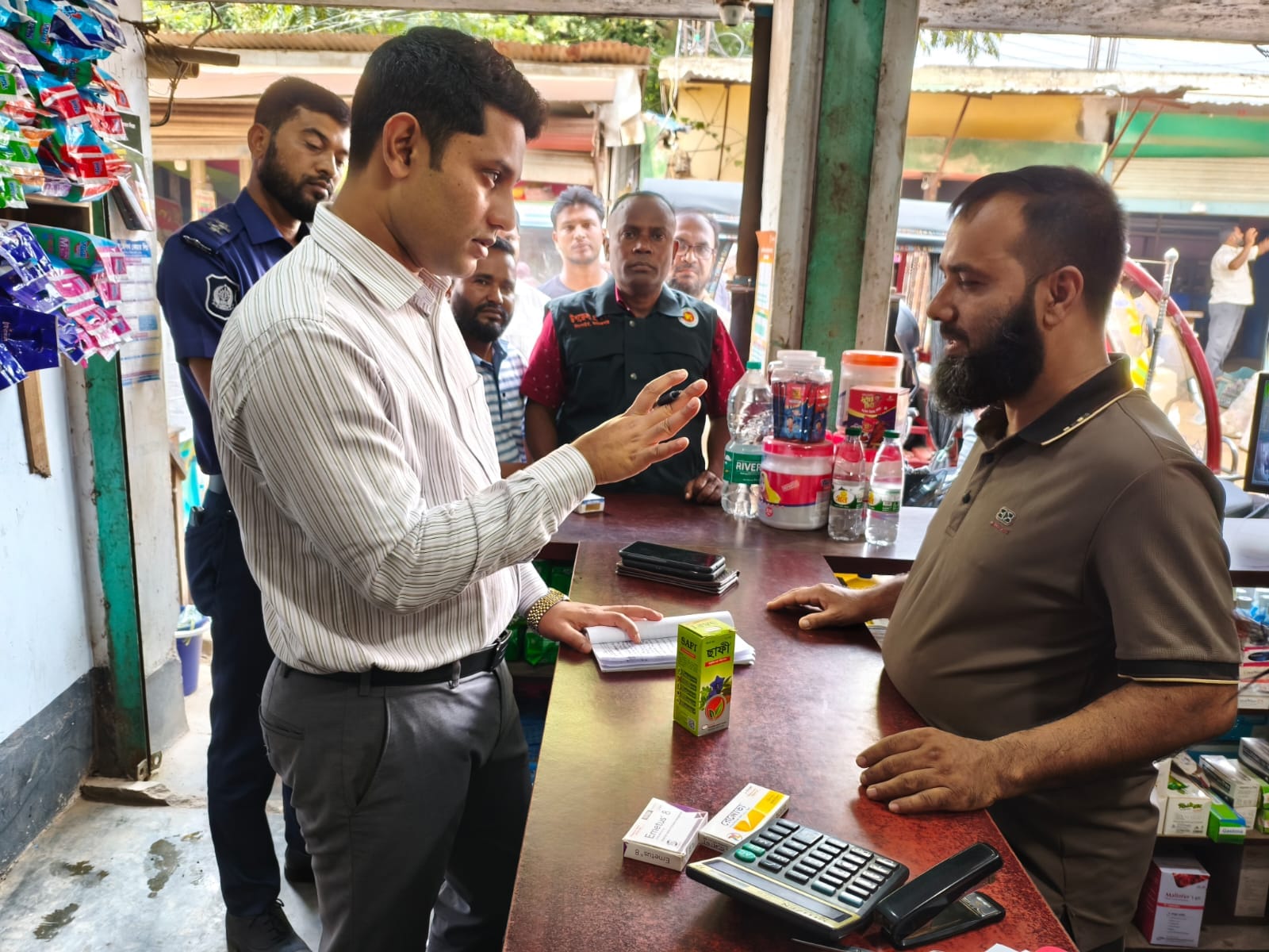 সিংগাইর পৌরবাজারে মোবাইল কোর্টে ৪ ফার্মেসীকে জরিমানা