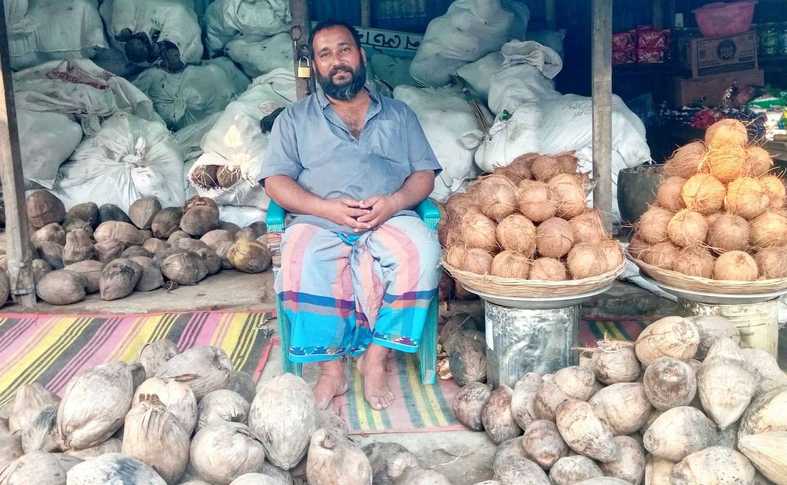 পাঁচবিবিতে পূজার নারিকেল-গুড় কেনার ধুম