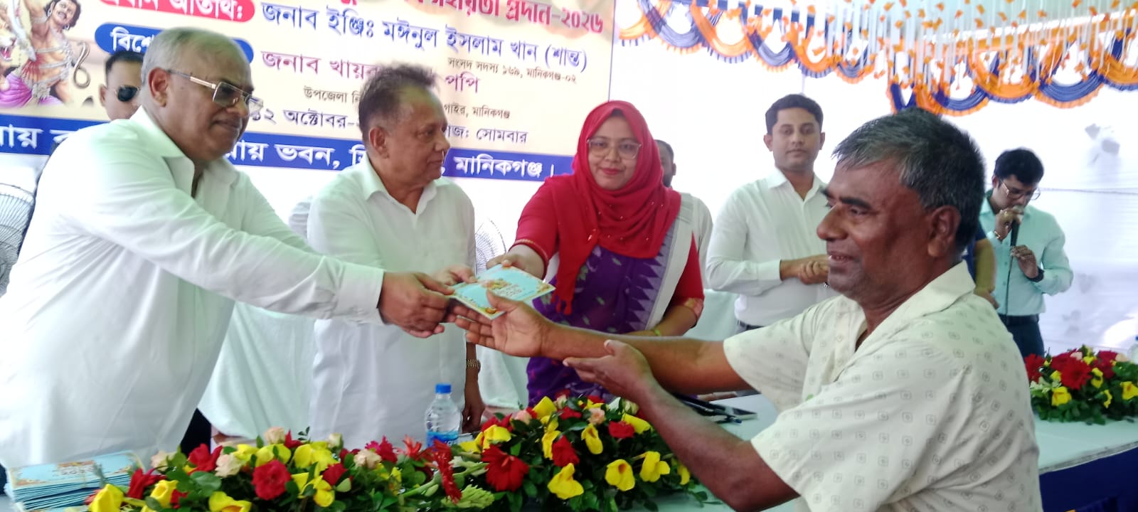 সিংগাইরে ৮৪টি পূজা মণ্ডপে আর্থিক সহায়তা দিলেন শিল্পপতি অনিরুদ্ধ রায়