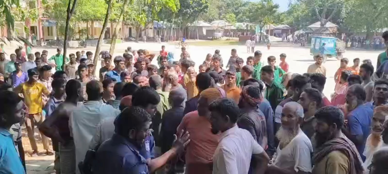 আদিতমারীতে বিদ্যালয়ে বহিরাগতদের হামলায় প্রধান শিক্ষক শিক্ষার্থীসহ আহত-৯