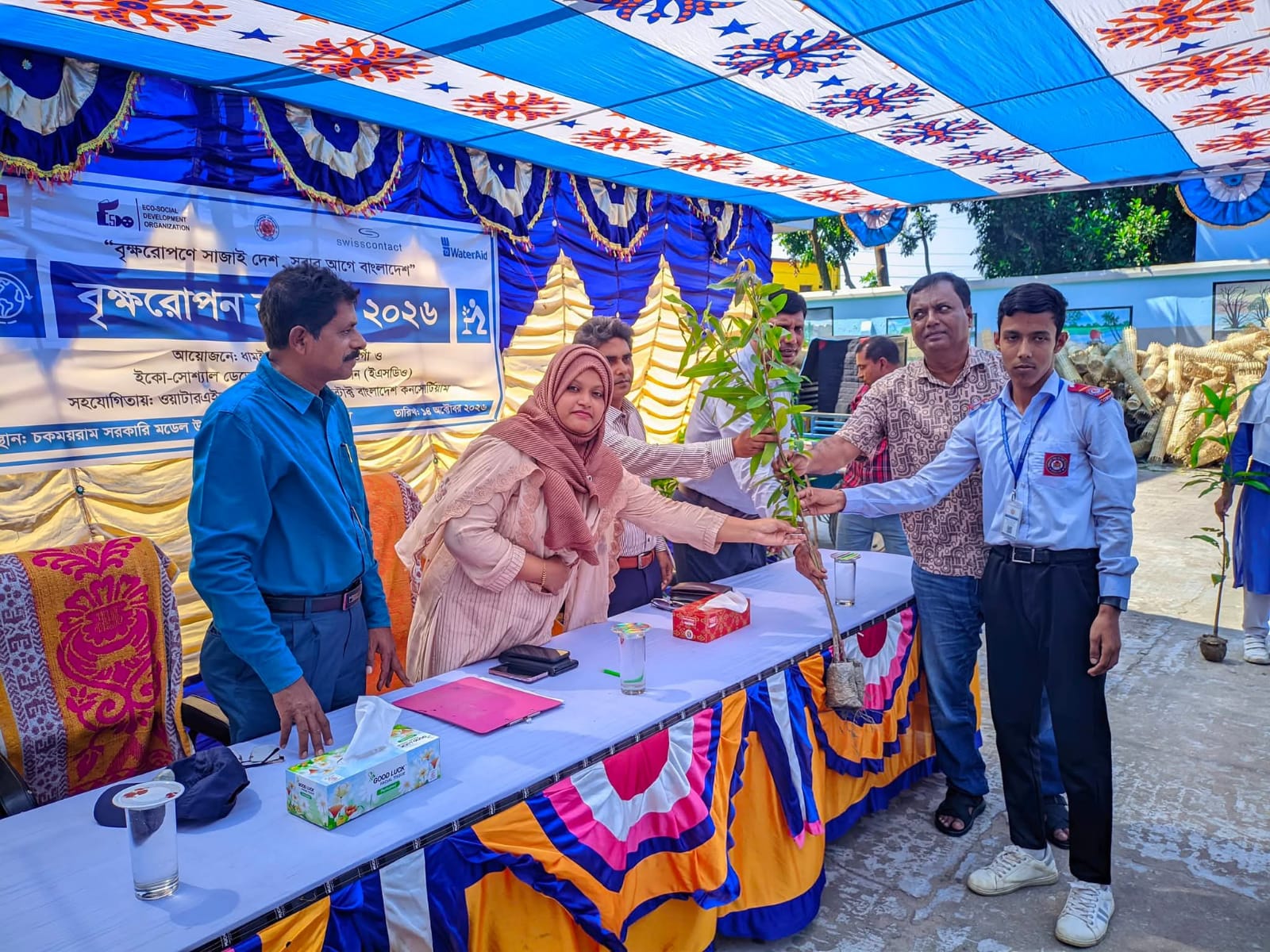 ধামইরহাটে চকময়রাম সরকারি মডেল উচ্চ বিদ্যালয়ের শিক্ষার্থীদের মাঝে বৃক্ষের চারা বিতরণ