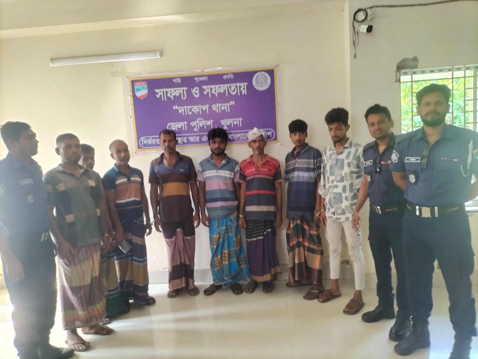 দাকোপে পুলিশের অভিযানে বিভিন্ন মামলার ৮ আসামি আটক