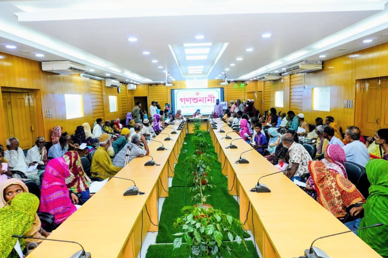শেরপুরে জেলা প্রশাসকের গণশুনানি, ১৮০ সেবাপ্রার্থীর মধ্যে আর্থিক সহায়তা পেলেন ১৫১ জন