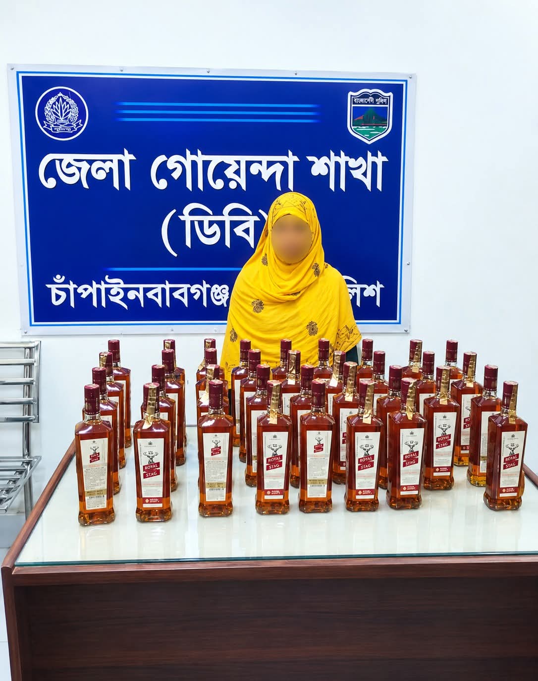 চাঁপাইনবাবগঞ্জে ডিবির অভিযানে বিদেশী মদসহ নারী মাদক ব্যবসায়ী গ্রেপ্তার