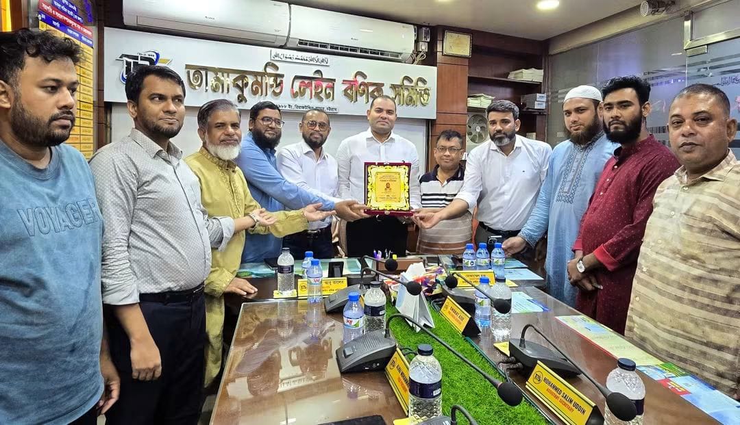 উপদেষ্টা আবু কাউসারকে তামাকুমন্ডি লেইন বণিক সমিতির পক্ষ থেকে সম্মাননা স্মারক প্রদান