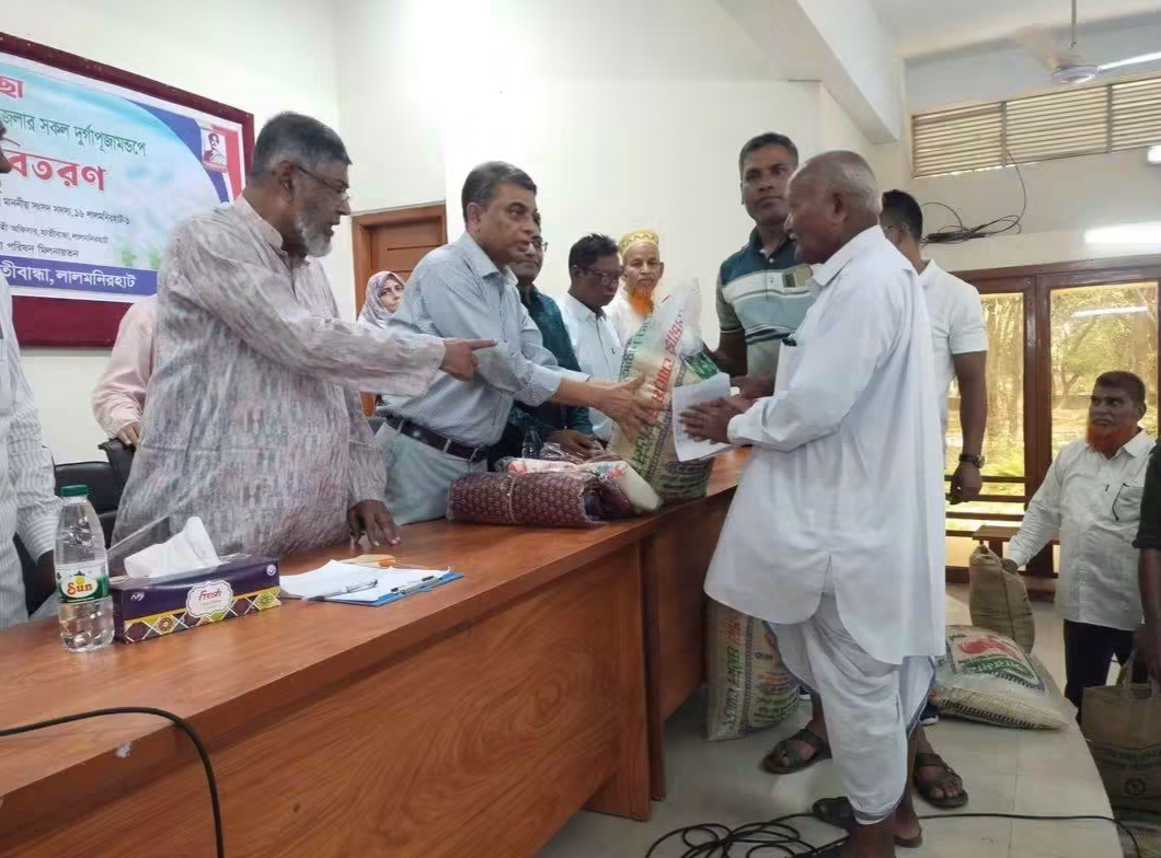 লালমনিরহাটের হাতীবান্ধায় জিআর চাল ও উপহার সামগ্রী বিতরণ