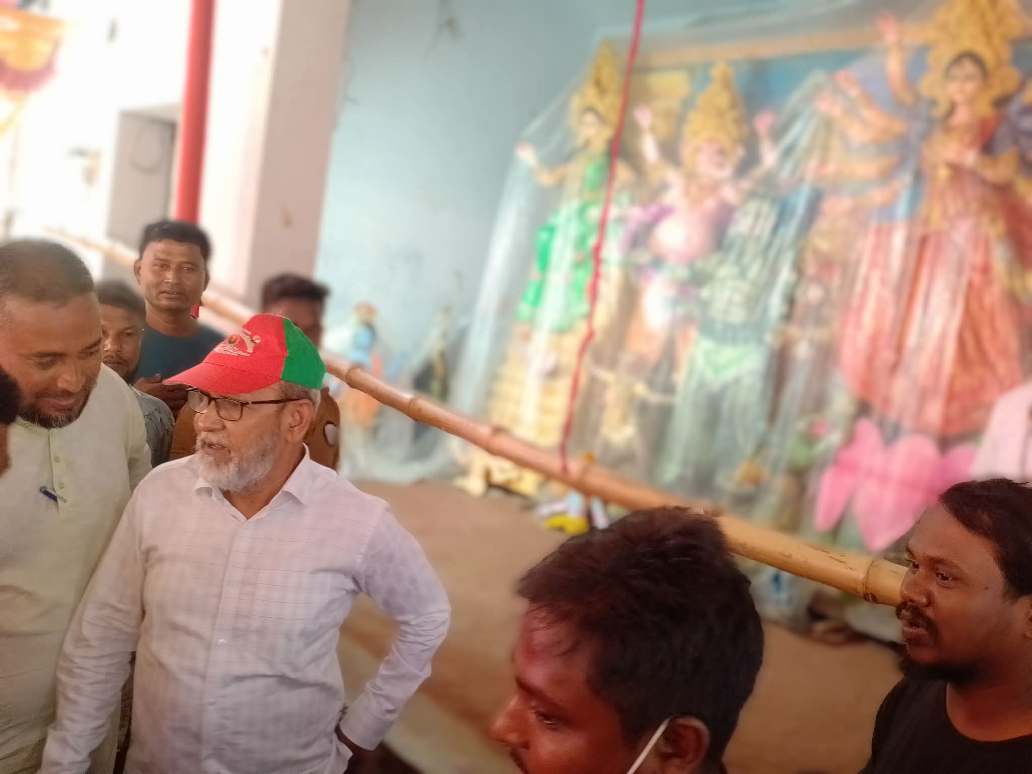 নিয়ামতপুরে বিভিন্ন পূজামণ্ডপ পরিদর্শন করলেন – এমপি মোস্তাফিজুর রহমান