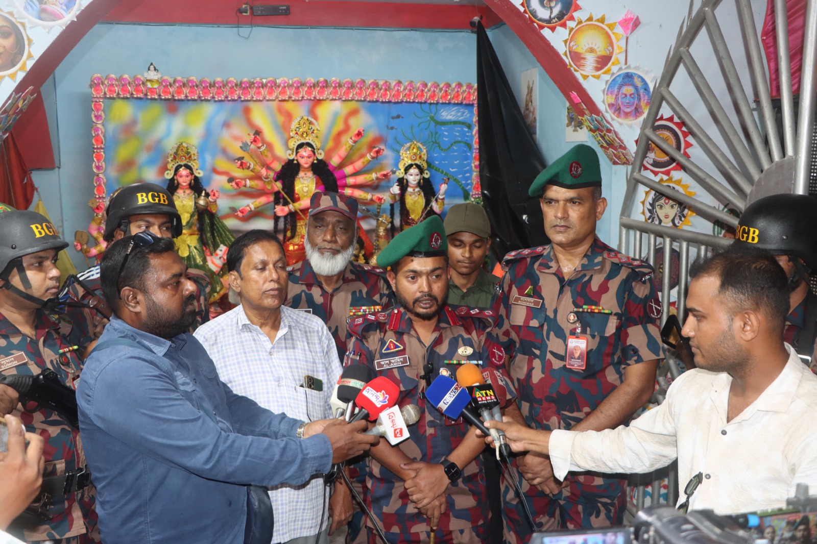 চাঁপাইনবাবগঞ্জ সীমান্তে পূজামন্ডপের নিরাপত্তায় সতর্ক অবস্থানে ৫৯ বিজিবি
