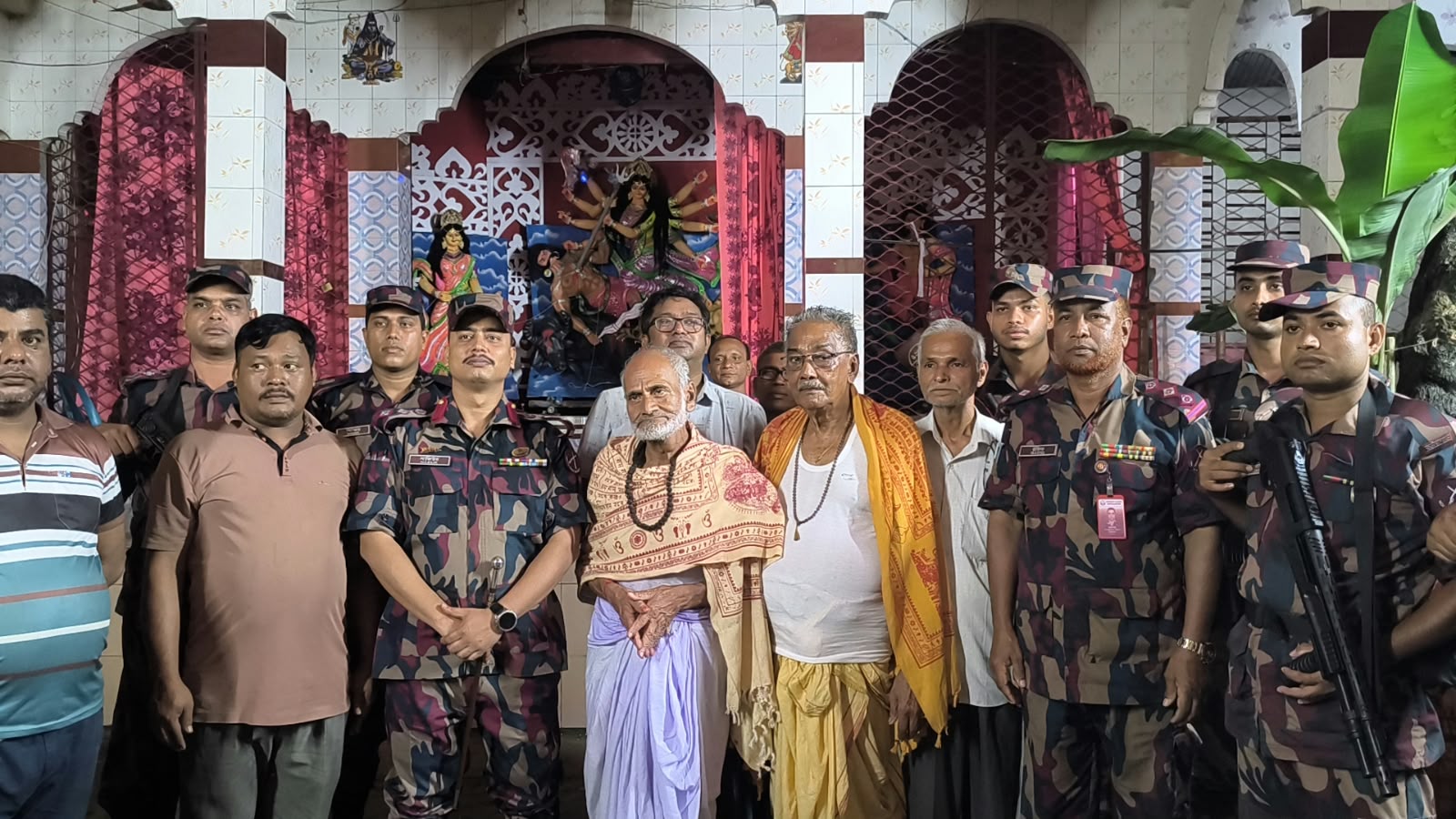 ডিমলায় দুর্গাপূজার বিভিন্ন মণ্ডপ পরিদর্শনে ৫১ বিজিবির অধিনায়ক