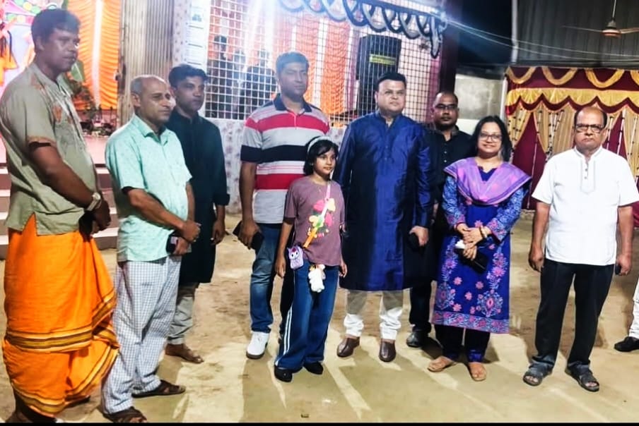 নাচোলে বিভিন্ন পূজামণ্ডপ পরিদর্শন করলেন পুলিশ সুপার গৌতম কুমার বিশ্বাস
