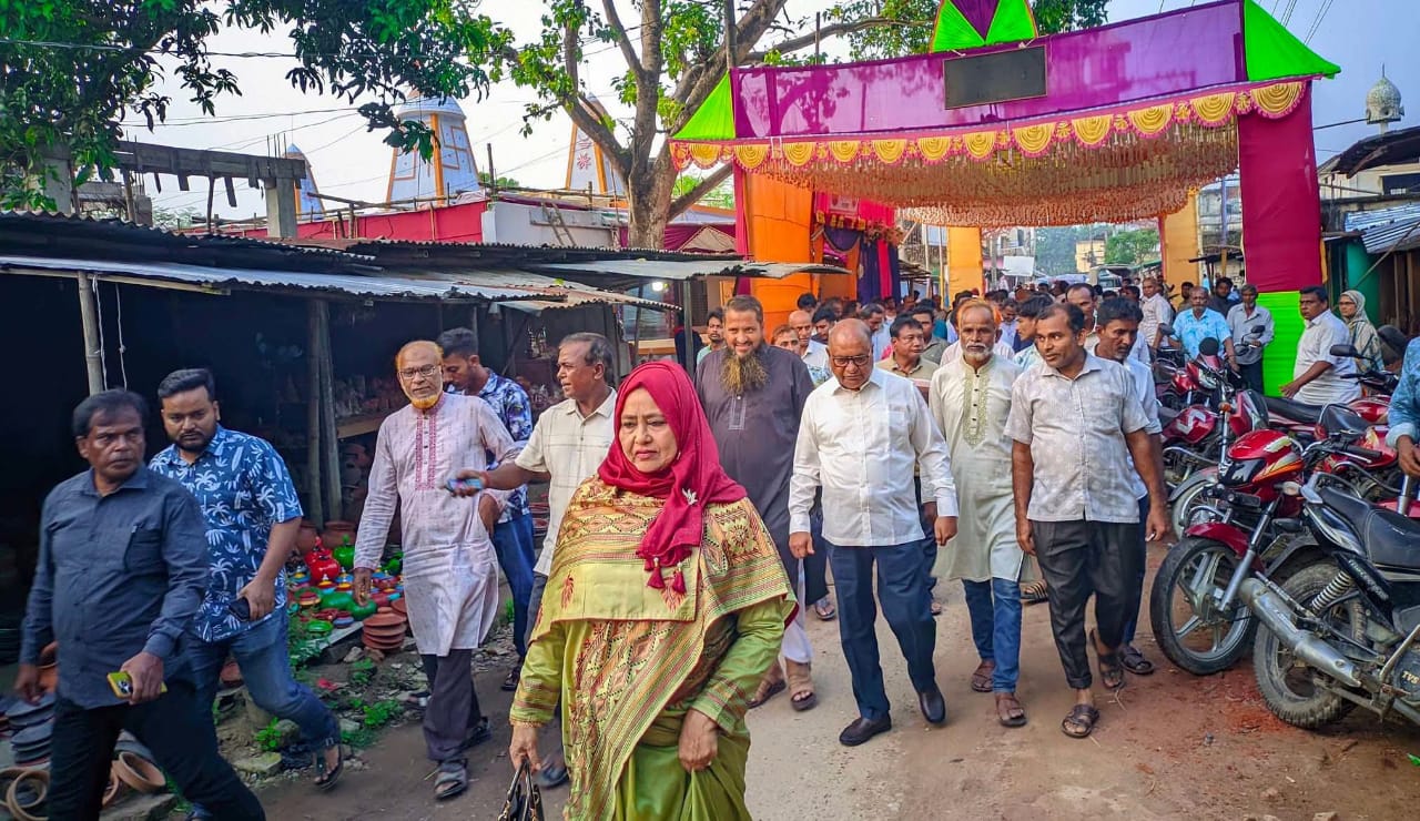 ধামইরহাটে বিভিন্ন পূজামণ্ডপ পরিদর্শন করলেন সাবেক এমপি শামসুজ্জোহা খান