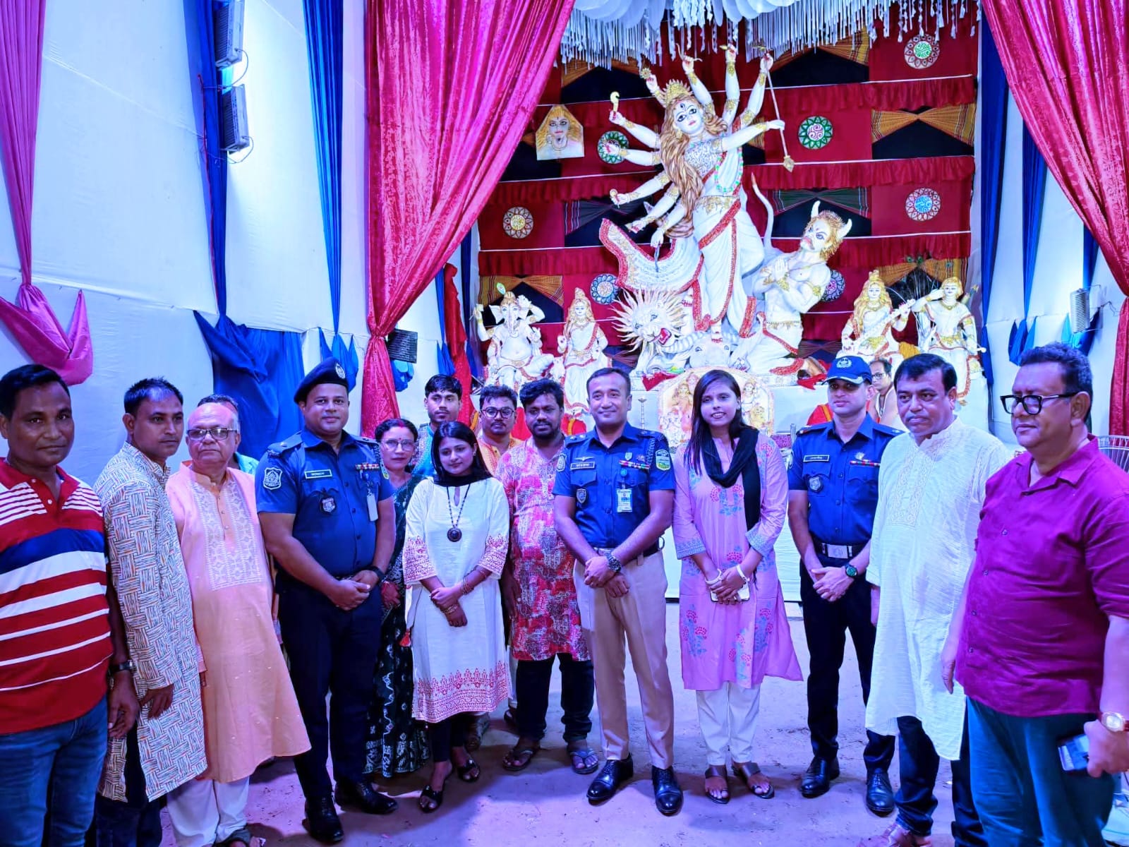 ঈশ্বরগঞ্জে দুর্গাপূজার মণ্ডপ পরিদর্শনে পুলিশ সুপার, শিশুদের মাঝে উপহার বিতরণ