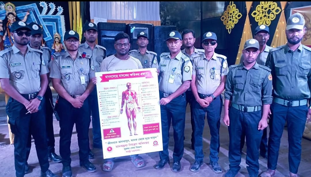 চাঁপাইনবাবগঞ্জে দুর্গাপূজার নিরাপত্তায় ডিএনসির মন্দির পরিদর্শন