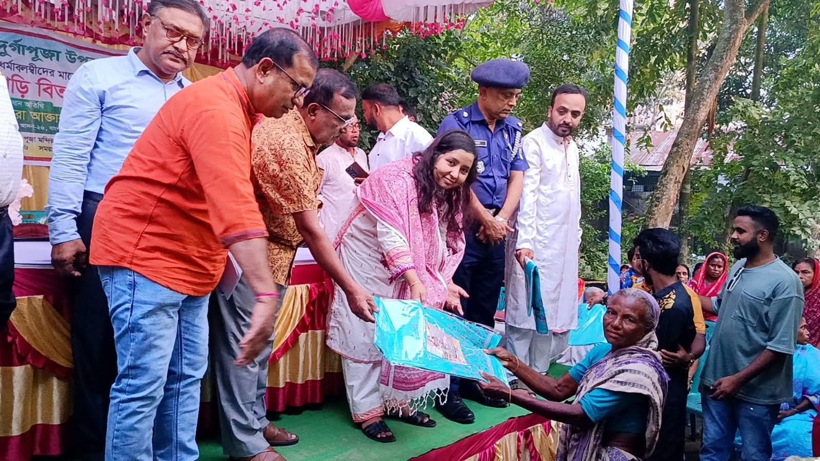 পূর্বধলায় দুর্গোৎসব উপলক্ষে ১০০ নারীর মধ্যে শাড়ি বিতরণ করলেন সংসদ সদস্য মানসুরা আলম