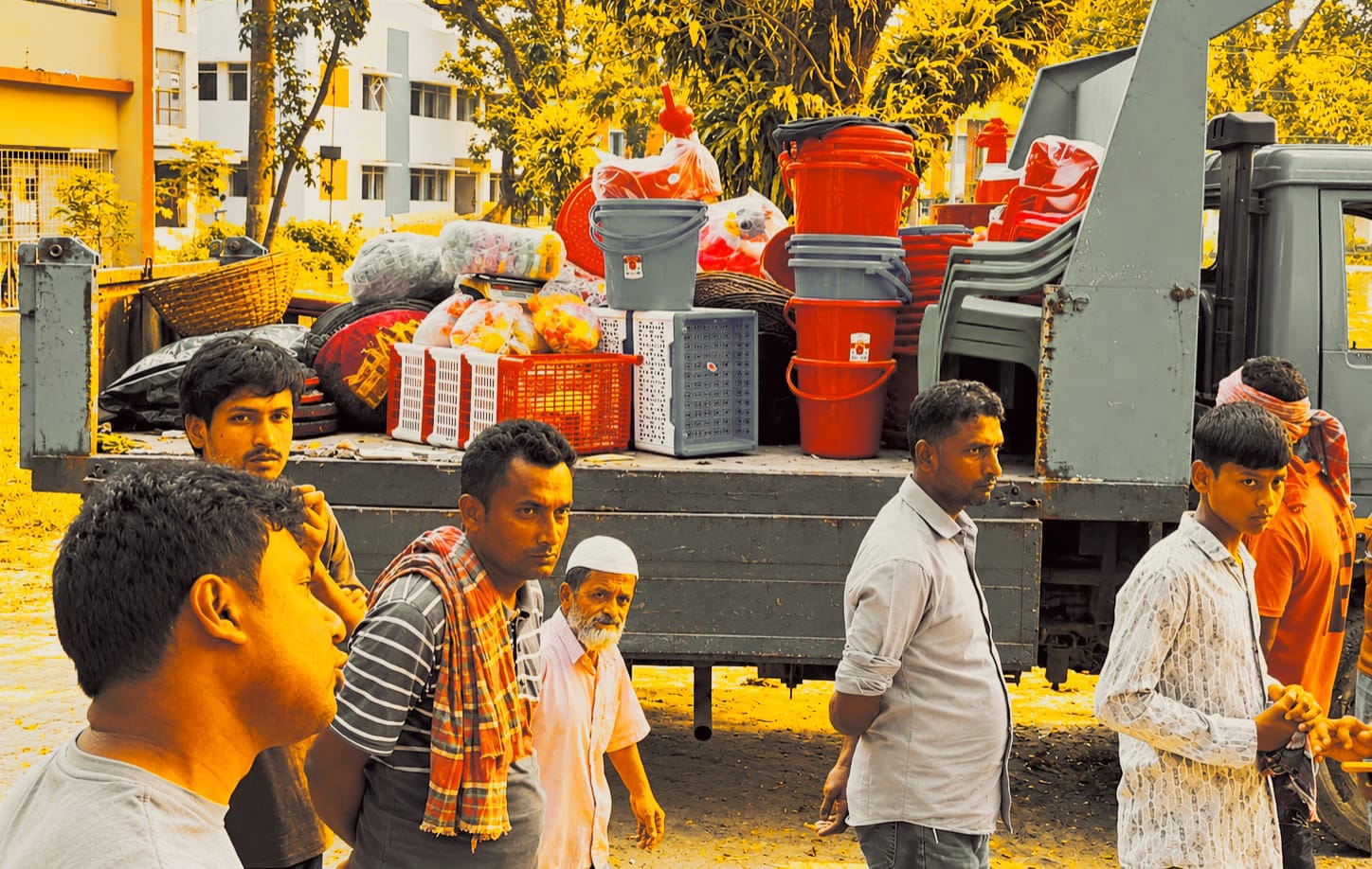 মোহনগঞ্জে ফুটপাত দখলমুক্ত করতে অভিযান, জব্দ মালামাল নিলামে বিক্রি