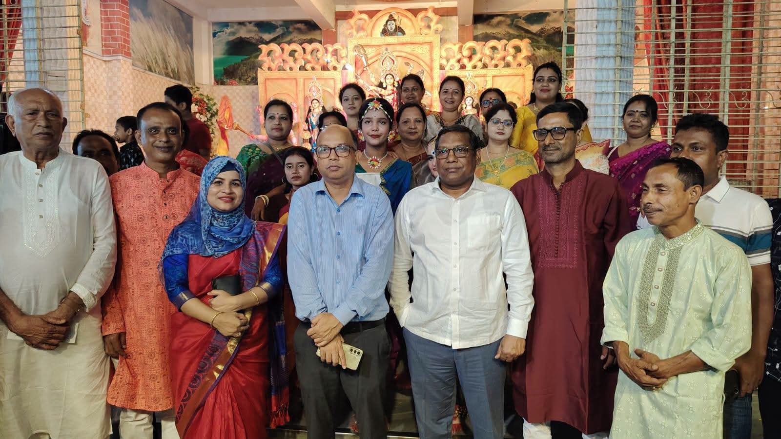 নেত্রকোনায় পূজামণ্ডপ পরিদর্শনে বিভাগীয় কমিশনার, শান্তিপূর্ণ দুর্গোৎসব উদযাপনের আহ্বান