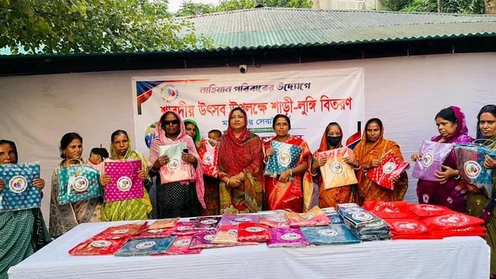 খুলনার খালিশপুরে দুর্গাপূজা উপলক্ষে শতাধিক মানুষের মাঝে বস্ত্র বিতরণ