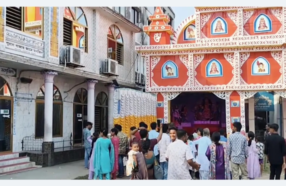 লালমনিরহাটের কালীবাড়িতে একই আঙিনায় মসজিদ-মন্দির, সম্প্রীতির অনন্য দৃষ্টান্ত