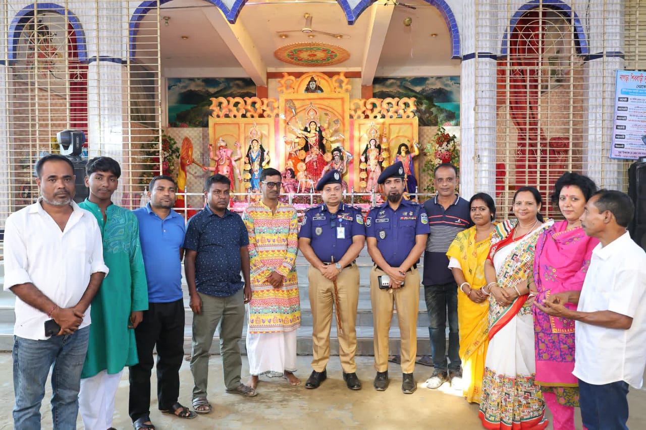 নেত্রকোণায় বিভিন্ন পূজামণ্ডপ পরিদর্শন করলেন রেঞ্জ ডিআইজি মোহাম্মদ জাহিদুল হাসান