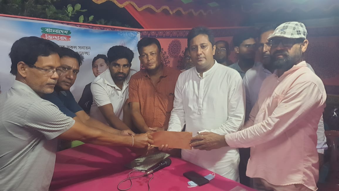 ইটালি ইউনিয়নের পূজামণ্ডপে চেয়ারম্যান প্রার্থী সালাহউদ্দিন সবুজ, দিলেন অনুদান