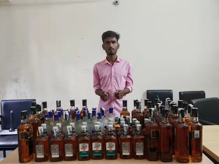 নেত্রকোণায় ৭২ বোতল ভারতীয় মদসহ যুবক গ্রেপ্তার, অটোরিকশা জব্দ