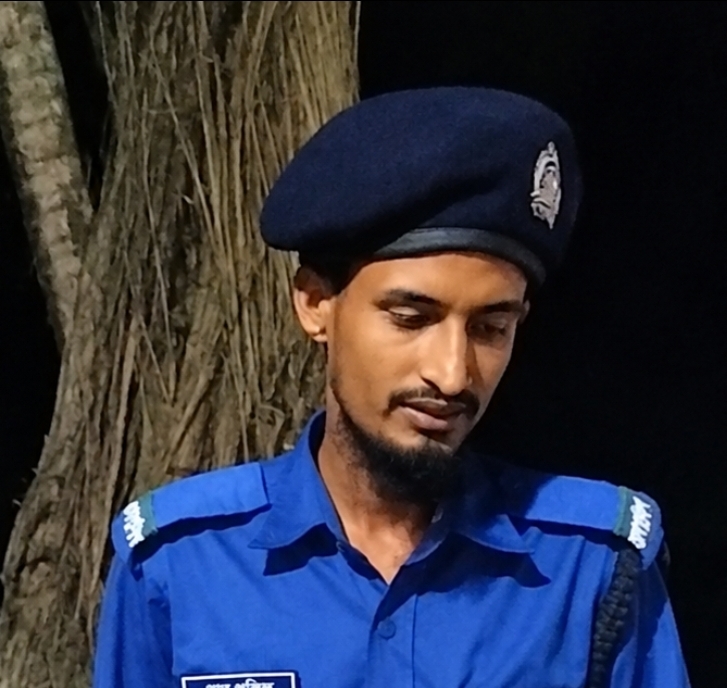 গোপালগঞ্জে গ্রাম পুলিশকে চড় মারার অভিযোগ চেয়ারম্যানের বিরুদ্ধে