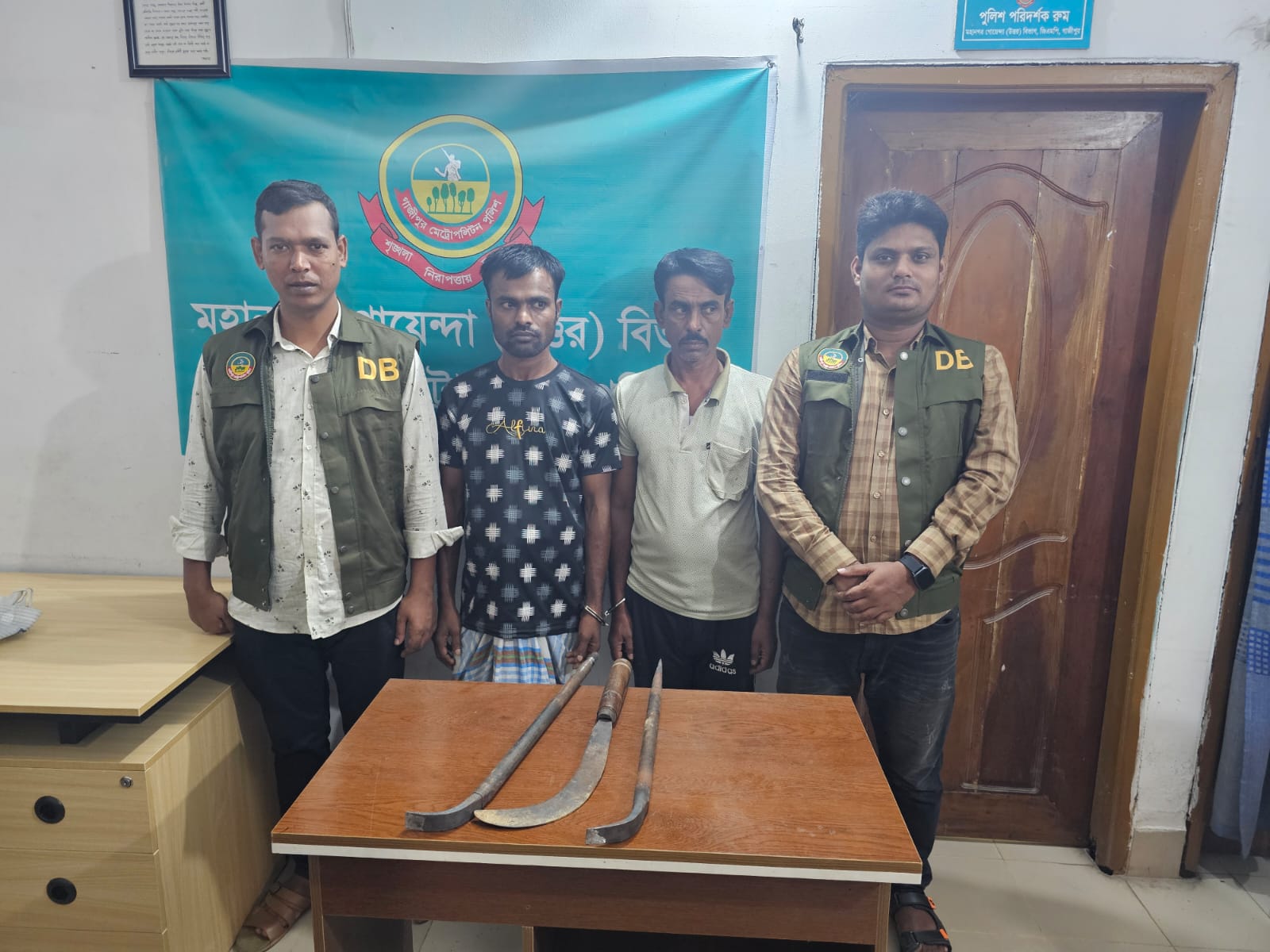 ​গাজীপুরে মিনি ট্রাক ও অস্ত্রসহ ডাকাত দলের ২ সদস্য গ্রেফতার