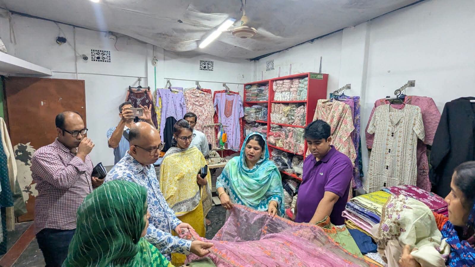 নেত্রকোণায় ‘নারীনেত্র কারুপণ্য’ পরিদর্শনে জেলা প্রশাসক, ৫ হাজার নারীকে প্রশিক্ষণ দিয়ে স্বাবলম্বী করেছেন লিপি