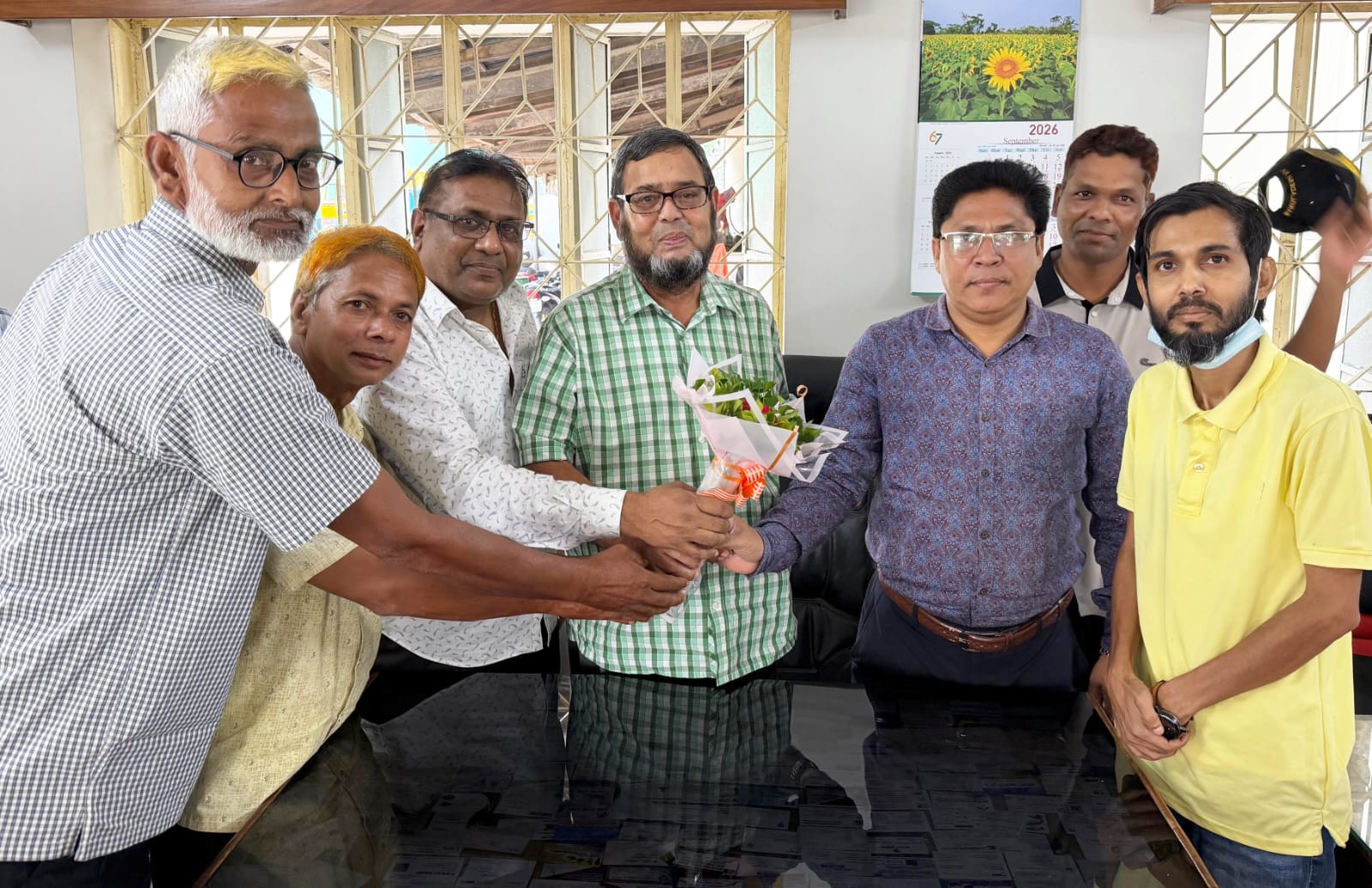 পাঁচবিবিতে ক্রীড়া সংগঠক হাকিম মন্ডলকে সোনালী অতীত ক্লাবের সংবর্ধনা