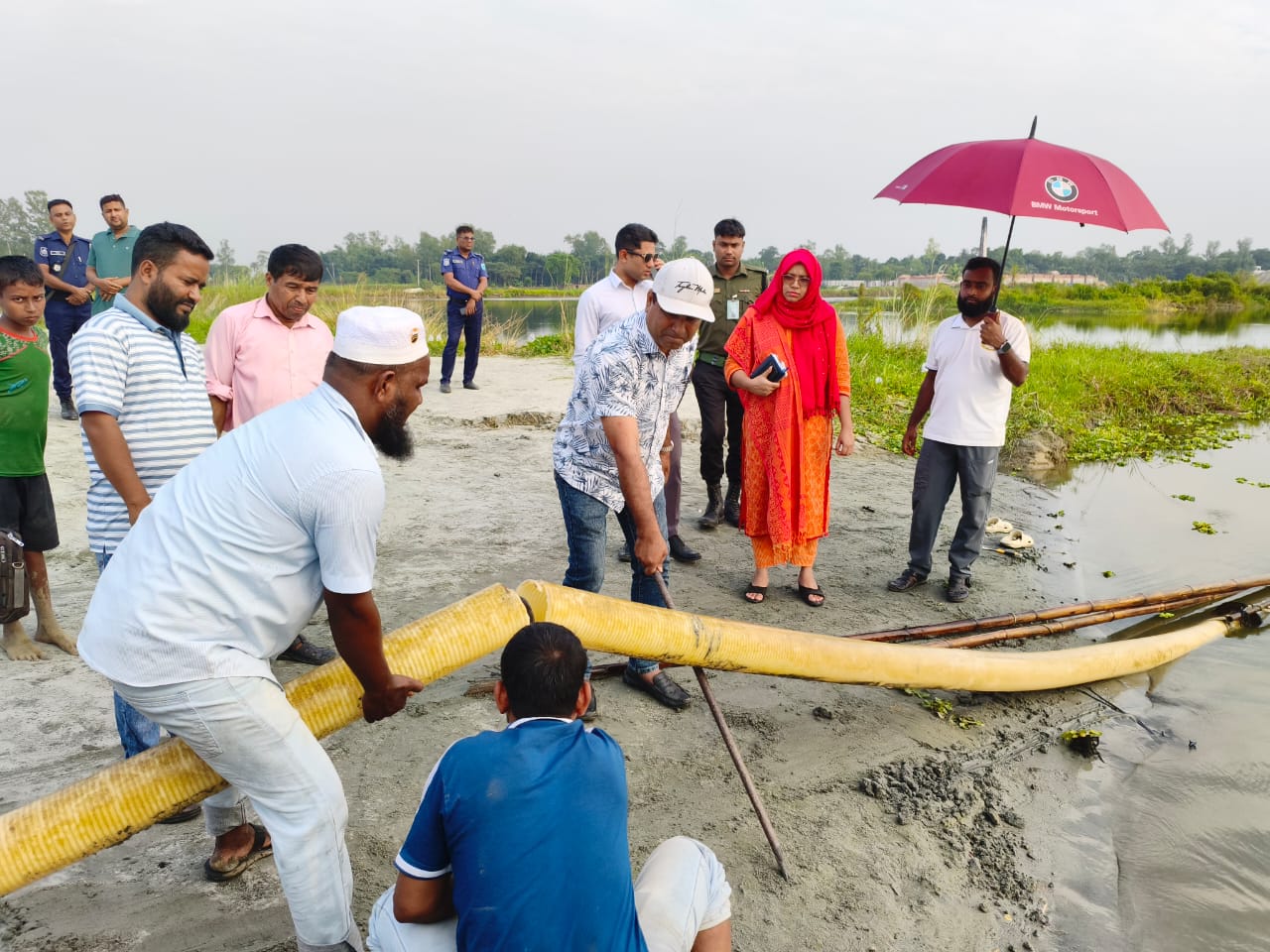 সিংগাইরে অবৈধ ড্রেজারের বিরুদ্ধে মোবাইল কোর্ট, ড্রেজার ও পাইপ ধ্বংস