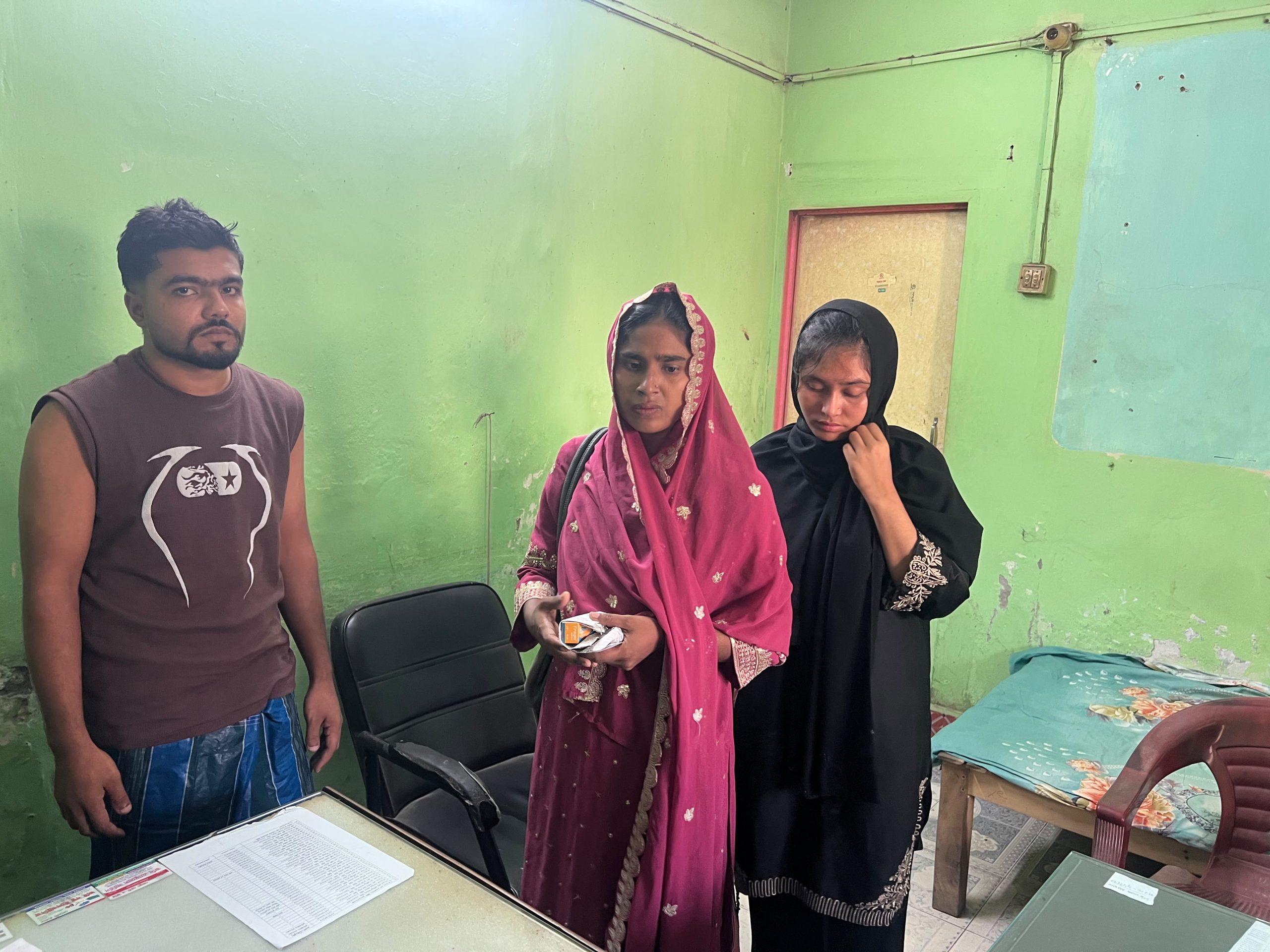সিংগাইরে ক্রেতা সেজে ৩৯ ভরি রুপা চুরি, নারীসহ আটক ৩