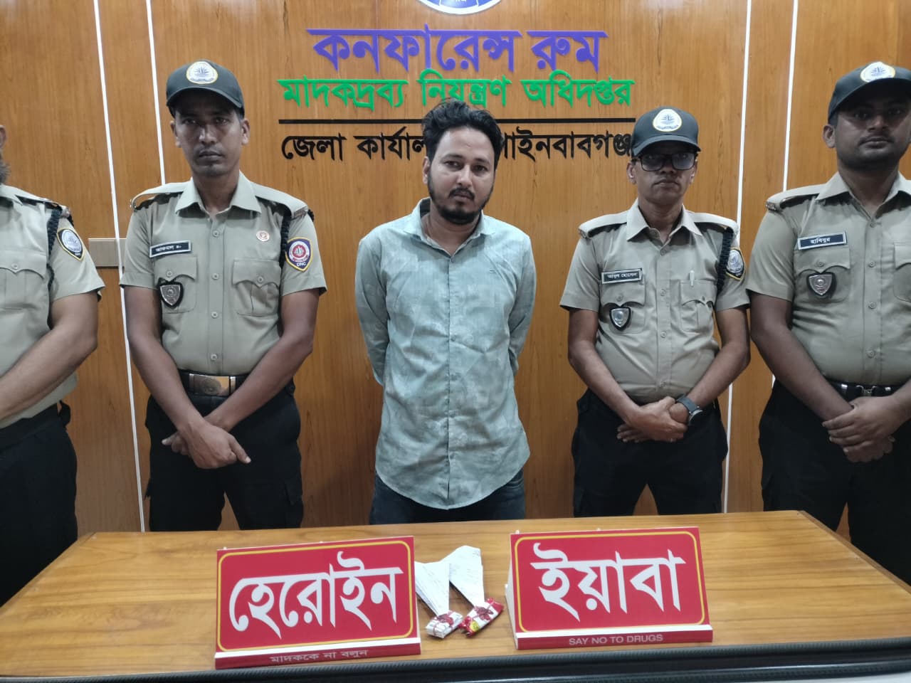 চাঁপাইনবাবগঞ্জে ডিএনসির অভিযানে হেরোইন ও ইয়াবাসহ ‘হোয়াইট রিপন’ গ্রেপ্তার