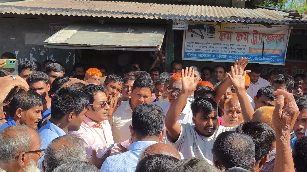সারের দাবিতে লালমনিরহাট-বুড়িমারী মহাসড়ক অবরোধ, ডিলারের বিরুদ্ধে কালোবাজারির অভিযোগ