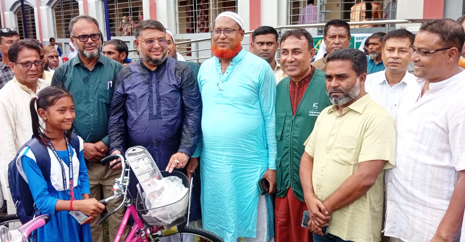 পাঁচবিবিতে স্কুল ছাত্রী পেল বাইসাইকেল ও শিক্ষা সামগ্রী