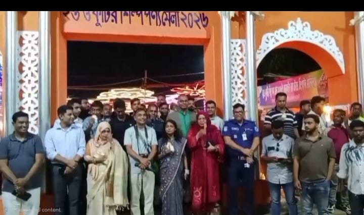 সিংগাইরে হস্ত ও কুটির শিল্পপণ্য মেলা পরিদর্শন করলেন ডিসি