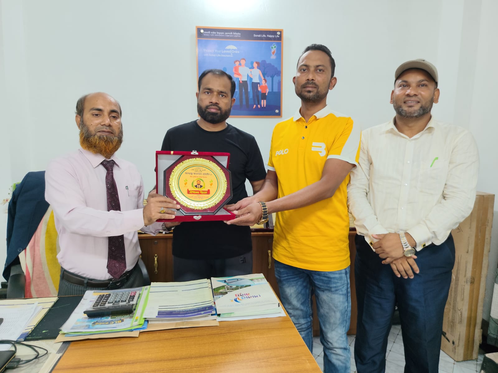 বীর রেমিট্যান্স যোদ্ধা আনোয়ার হোছাইনকে সংবর্ধনা দিল সোনালী লাইফ